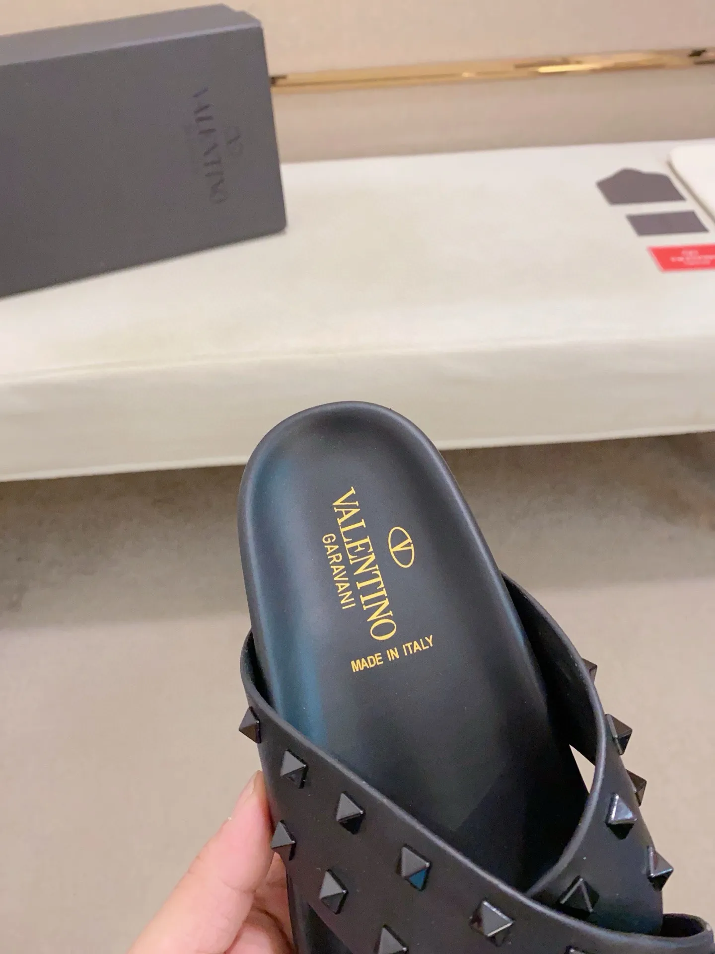Men's shoes💰: 440💰[Valentino] New men's boutique slippers, counter quality, classic plaid, the actual workmanship is quite complex🔰The uppers are made of imported fabrics➕🐑Sheepskin lining, which tests the craftsman's craftsmanship➕original PU outsole. Size: 38-44 (45 can be customized, non-refundable)